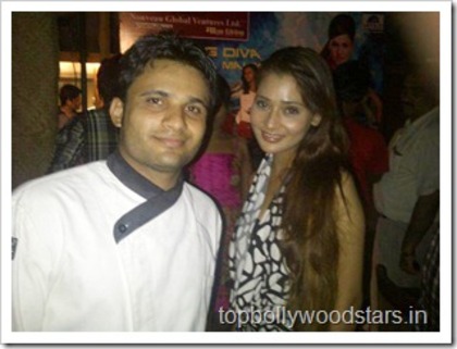 sarakhan9_thumb