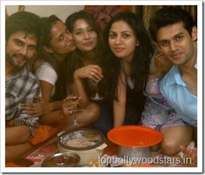 sarakhan29_thumb