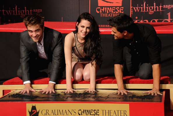 Robert-Pattinson-Kristen-Stewart-si-Taylor-Lautner-si-au-lasat-amprentele-la-Hollywood-4