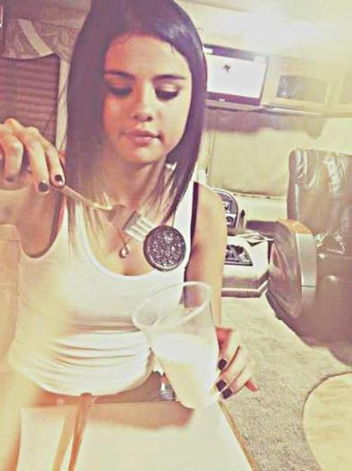 181822_310222149058499_691819957_n_large - selena gomez poze cool