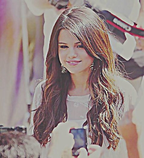 564269_318638574883463_86456627_n_large - selena gomez poze cool