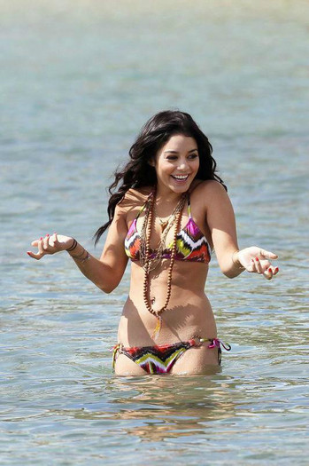 419982_312678355460343_340811974_n - vanessa hudgens poze cool