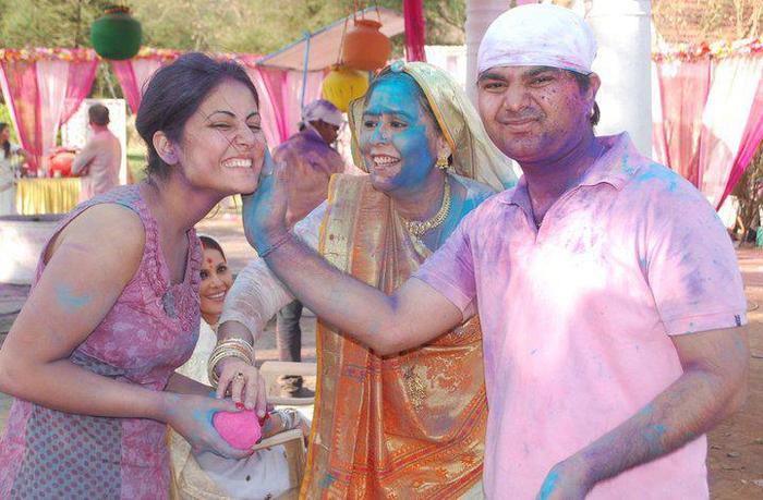 303304_327934603936372_1895954851_n - Hina Khan