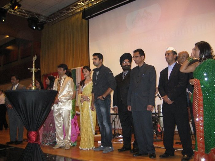 262482_206402839416134_1022236_n - C-dev si radhika-C