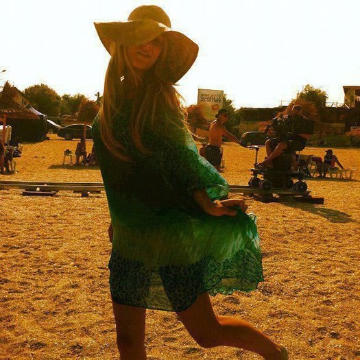 - Ana :; Nu cred că poza asta mai are nevoie de nume :))) :x
