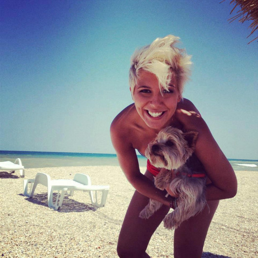 . ♥ . Sore cu căţeluşul ei pe plajă :x - LaLa - La Mare - xd