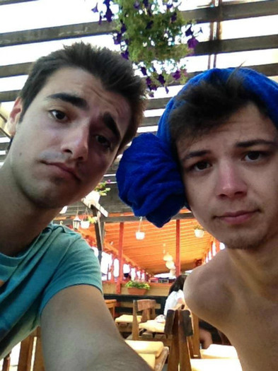 . ♥ . Eeh , nerăbdarea asta ... adică .. foamea asta .; Liviu şi Rapha aşteptând felul 2 ;;)
