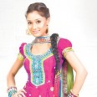 Sarah_Khan_1324367972_2