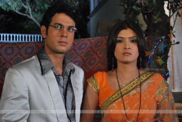 33280-naveen-and-avni-looking-worried - Preeti Puri