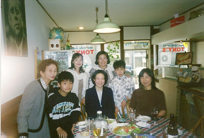 Familia lui Mari SASAKI, cea din spate in ie romaneasca Familia lui Mari SASAKI, cea din spate in ie romaneasca