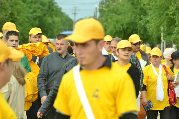 582293_409143365775613_51784201_n