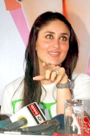 522888_356427281082105_110535271_n - Kareena Kapoor 2