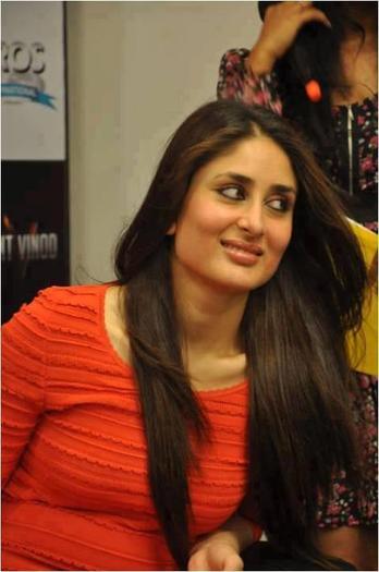542621_327152887342878_326551133_n - Kareena Kapoor 2