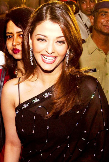 229823_429362817096867_180833210_n - 0 Aishwarya Rai