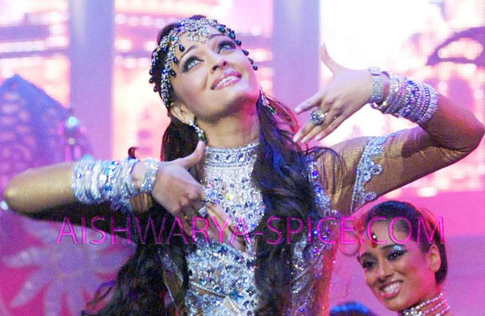 285650_429806317052517_522213557_n - 0 Aishwarya Rai