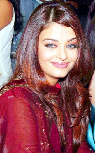 303539_429194183780397_2012176044_n - 0 Aishwarya Rai
