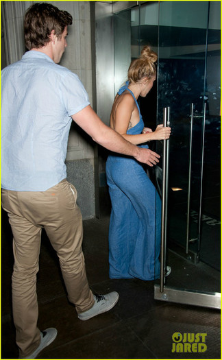 miley-cyrus-denim-jumpsuit-with-liam-hemsworth-03 - Miley Cyrus Denim Jumthpsuit wi Liam Hemsworth