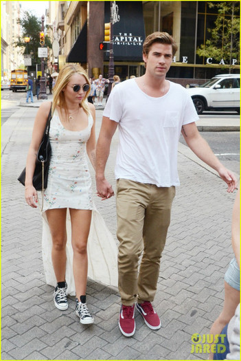 miley-cyrus-liam-hemsworth-capital-grille-lunch-date-01