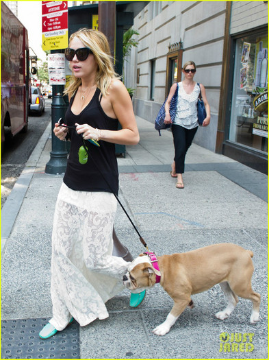 miley-cyrus-liam-hemsworth-capital-grille-lunch-date-04