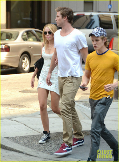 miley-cyrus-liam-hemsworth-capital-grille-lunch-date-06 - Miley Cyrus and Liam Hemsworth Capital Grille Lunch Date