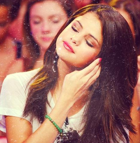 544402_317494571673653_945657729_n_large - Selena Gomez 1