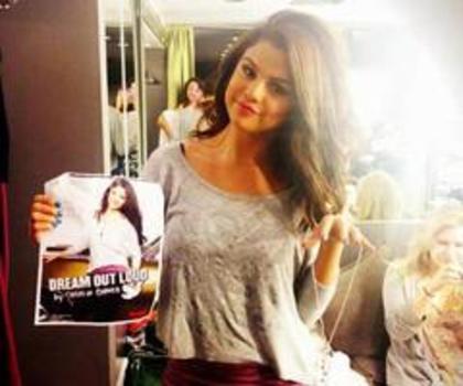 251801_320456934704030_1426797796_n_thumb (1) - Selena Gomez 1