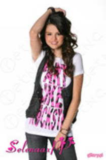 77943851_EDBKRRE - Selena Gomez