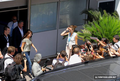 normal_3~36 - Greeting her fans in Cannes - June 21