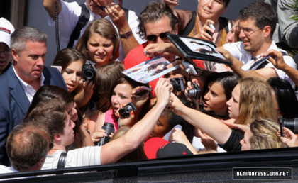 normal_8~30 - Greeting her fans in Cannes - June 21