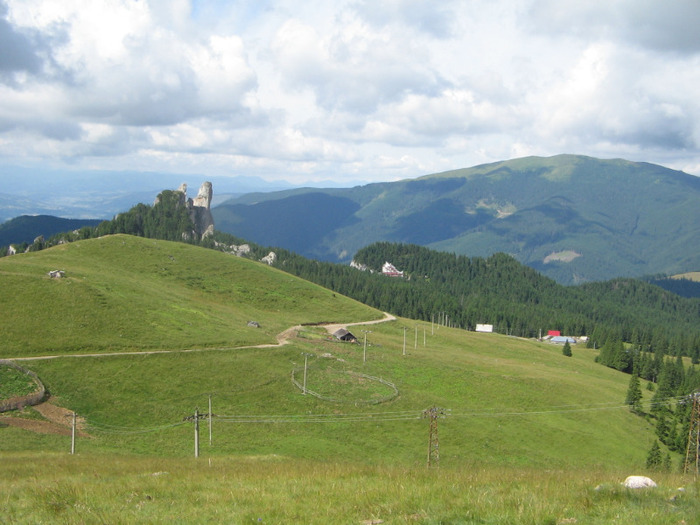 IMG_6618; Pietrele Doamnei şi Giumalăul văzute de pe vârful Rarău.
