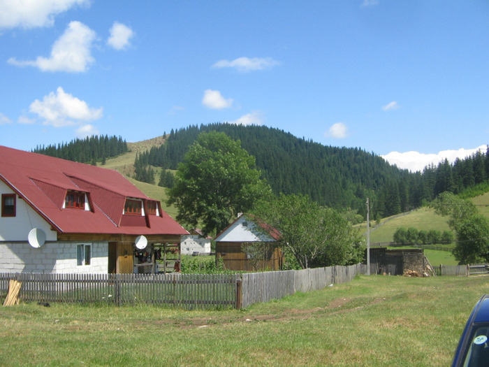 IMG_6816; Vila lui Laci bácsi, fiul dânsului ne-a ajutat să găsim Piatra Singuratică.Nu există indicatoare.
