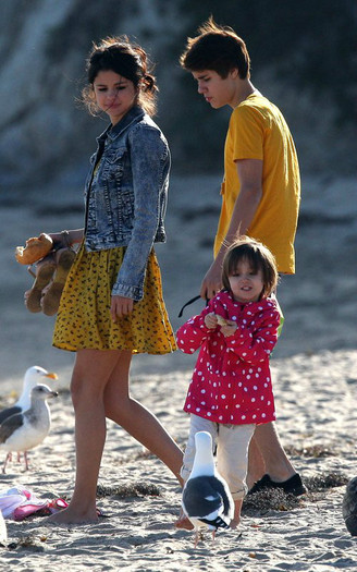 IauVY - Out on the beach in Miami with Justin