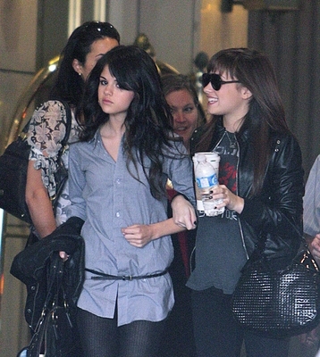 normal_selenafan03 - arriving at Tornoto s Airport