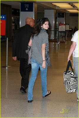 normal_selenafan04 - arrving at JFK International Airport for the teen choice awards