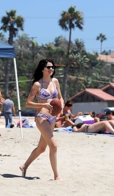 normal_selenafan02 - Hanging out with Family and Friends at the Beach