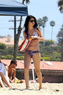 normal_selenafan03 - Hanging out with Family and Friends at the Beach