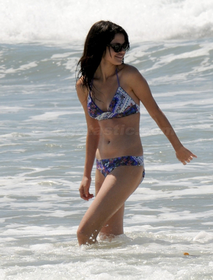 normal_selenafan018hq - Hanging out with Family and Friends at the Beach