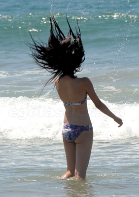 normal_selenafan020hq - Hanging out with Family and Friends at the Beach