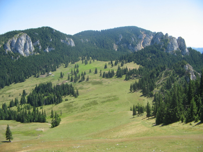 IMG_6872; De la stânga:Hăşmaşul Mic,vârful Ecem şi Piatra Singuratică, în spatele meu, Hăşmaşul Mare.
