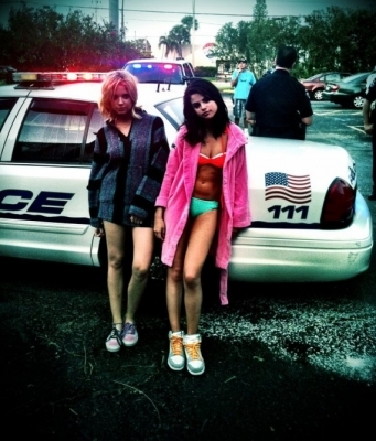 normal_2012-03-23_Ashley-Benson-Selena-Gomez-BUSTED-570x668