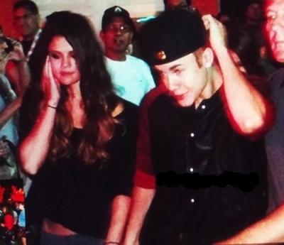 normal_disney - 29 Juni - Selena and Justin at Disneyland in California