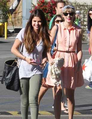 normal_004 - 27 Juni - out for lunch with Taylor Swift at Paradise Cove in Malibu