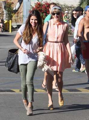 normal_005 - 27 Juni - out for lunch with Taylor Swift at Paradise Cove in Malibu