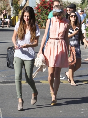 normal_007 - 27 Juni - out for lunch with Taylor Swift at Paradise Cove in Malibu