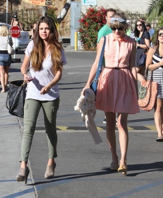 normal_010 - 27 Juni - out for lunch with Taylor Swift at Paradise Cove in Malibu