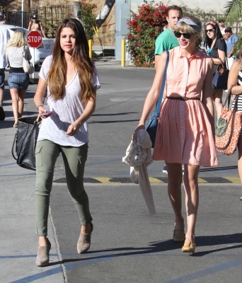 normal_011 - 27 Juni - out for lunch with Taylor Swift at Paradise Cove in Malibu