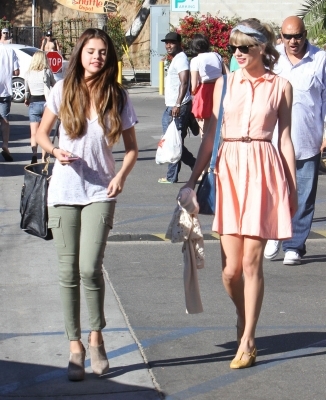 normal_012 - 27 Juni - out for lunch with Taylor Swift at Paradise Cove in Malibu