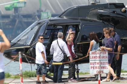 normal_012 - 16 Juni - boarding a helicopter with Justin in Toronto