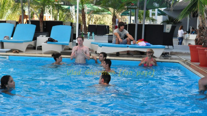 563936_300184683412696_2071577491_n