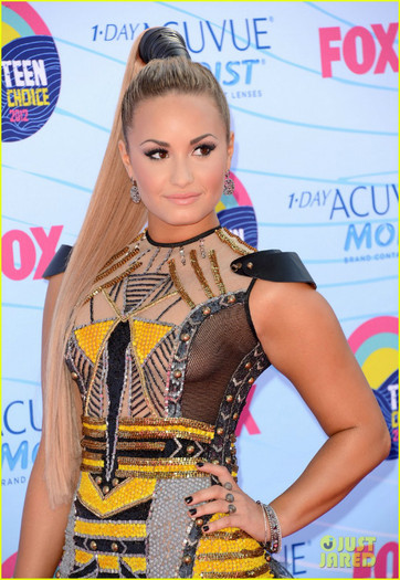 demi-lovato-teen-choice-awards-2012-red-carpet-04 - Demi Lovato Teen Choice Awards 2012 Red Carpet